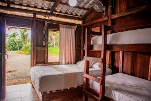 two bunk beds in a room with a window at Hotel del Bosque in Río Cuarto
