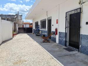 a bench sitting on the side of a building at Departamentos Oasis in Champotón