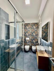 a bathroom with two sinks and two toilets at Tenuta Piccioni Relais,Pool and Spa in Colonnella