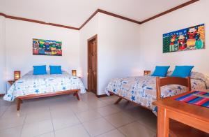 sypialnia z 2 łóżkami i biurkiem w obiekcie Hotel Los Corales w mieście West End