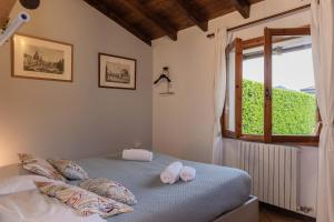 a bedroom with a bed and a window at Villa Sanziana in Menaggio