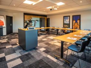 an office with long tables and chairs in a room at ibis Heidelberg Hauptbahnhof in Heidelberg
