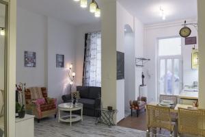 - un salon avec un canapé et une table dans l'établissement Standard Apartment by Hi5-Liszt Ferenc Square, à Budapest