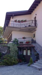 un edificio con balcón con flores en B&B I Pioppi, en Chiavenna