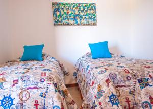 Łóżko lub łóżka w pokoju w obiekcie Hotel Los Corales