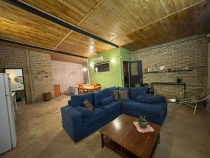 a living room with a blue couch and a table at Monoambiente Privado in Luque