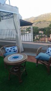 a patio with a table and chairs on a balcony at Casa Frida in Solanas