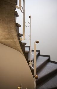 una escalera en un edificio con barandilla en Residence "Le Casette", en Pordenone