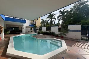 a swimming pool in the middle of a house at Soberana del Mar by Colproperty Management in Santa Marta