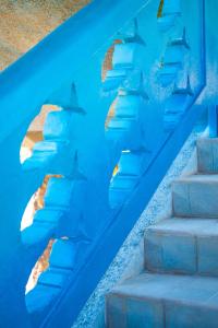 西端的住宿－Hotel Los Corales，蓝色的墙壁,有楼梯和水中的鸟