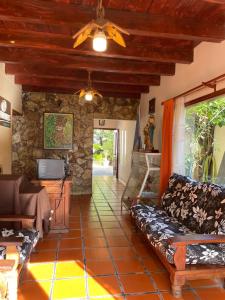 a living room with a couch and a ceiling at Benitez Hostería in Calilegua