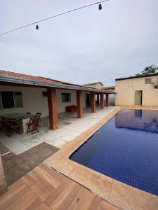 a swimming pool in front of a house at Casa com piscina in Imperatriz