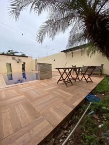 a patio with a picnic table and a building at Casa com piscina in Imperatriz