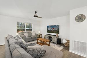 a living room with a couch and a tv at Hidden Gem in Greenbackville