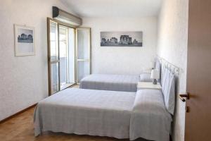a bedroom with two beds and a window at Domo e Mare in Valledoria