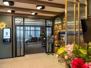 a lobby with a door leading to a dining room at Hotel Mercure Wien City in Vienna