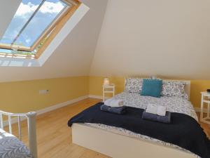a bedroom with a bed in a attic at Pottery Barn in Branscombe