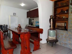 cocina con mesa y TV pequeña en Roden Dom Holiday Home, en Apriltsi