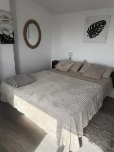 a bedroom with a large bed with a mirror at Casa Copacabana in Oya