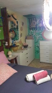 a bedroom with a bed and a painting on the wall at Casa Frida in Solanas