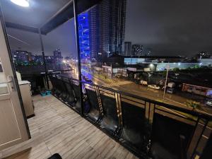 a balcony with a view of a city at night at Luma home in Angisa