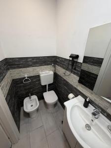 a bathroom with a toilet and a sink at Residenza Delle Isole in Piombino