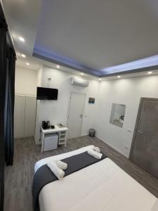 a room with a bed and a tv in it at Residenza Delle Isole in Piombino