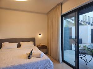ein Schlafzimmer mit einem Bett und einer Glasschiebetür in der Unterkunft מנות בטבע in Manot