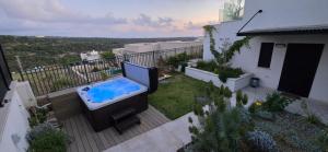 ein Whirlpool auf dem Balkon eines Hauses in der Unterkunft מנות בטבע in Manot