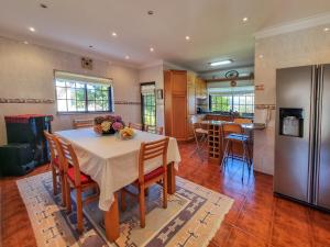 a kitchen and dining room with a table and chairs at Suite em Viana do Castelo in Viana do Castelo