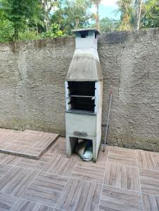 an outdoor oven sitting on a wooden patio at Reino Encantado Dona Siroba in Morretes