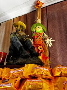 two toy figurines of a man and woman sitting on top of chips at Pousada Vila do Cowboy in Penha