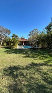 a large yard with a house in the background at Pousada Floradas da Serra in Chapada dos Guimarães