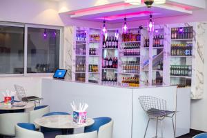 a bar with two tables and chairs and bottles of wine at Serenus Lounge in Senge