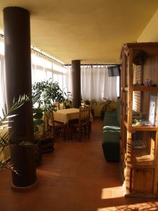 uma sala de estar com um sofá, uma mesa e cadeiras em Hotel Rural El Rocal em Ledesma