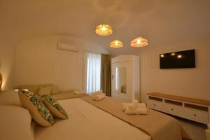 a bedroom with a large bed and a couch at Petra Lavea in Pompei