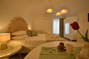 a hotel room with two beds and a table with a table sidx sidx at Petra Lavea in Pompei