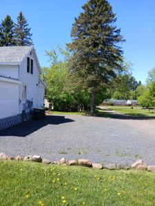 a driveway in front of a white house at Aurora House in Ironwood