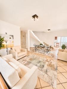 a living room with a couch and a table at Casa Conduto in Ponta do Sol