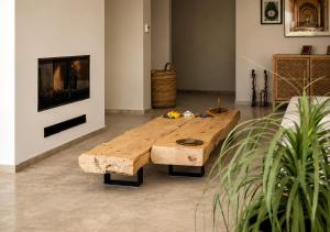a wooden coffee table in a room with a tv at Villa Émeraude 5 Ch in Marrakesh