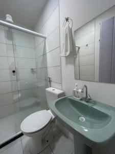 a bathroom with a sink and a toilet and a shower at Hotel Brisa Serrana no Centro de Serrinha in Serrinha