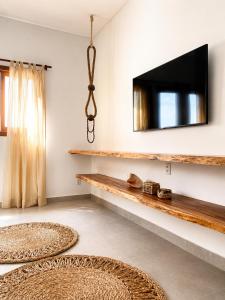 a living room with a flat screen tv on a wall at Villa Rita - Preá in Prea