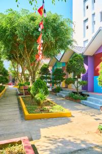 a street in front of a building with trees at Bugalow Tiên Sa Cô Tô in Nam Cap