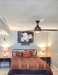 a bedroom with a bed with a ceiling fan at Cozy Mobay in Hampton
