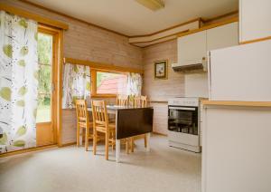 a kitchen and dining room with a table and chairs at Jorekstad Ferieleiligheter in Fåberg