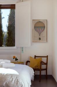 1 dormitorio con 1 cama y una ventana con un globo de aire caliente en Mòsì Firenze, en Florencia