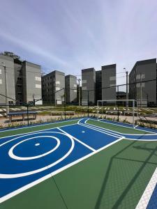 a tennis court in front of some buildings at Aconchego Perto das praias da região oceânica in Niterói
