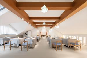 a rendering of a restaurant with tables and chairs at Tangshan Yipin Hot Spring Hotel in Nanjing