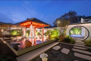 an image of a house with a swimming pool at Tangshan Yipin Hot Spring Hotel in Nanjing