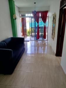 a living room with a couch and a wooden floor at Milflora casa completa in Nuquí
